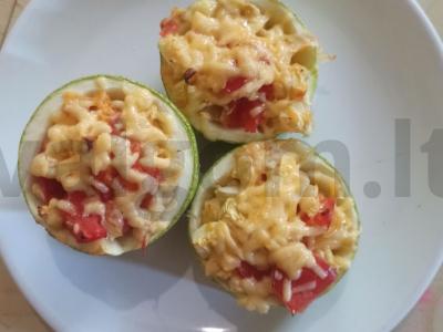 Kabakų krepšeliai su pomidorais, česnaku ir sūriu pagrindine nuotrauka