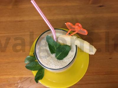 Ananasų kokteilis su migdolų pienu pagrindine nuotrauka