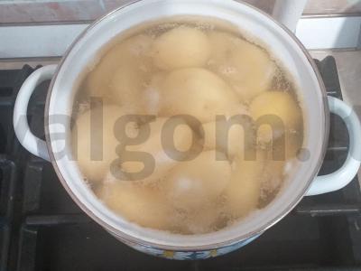 Švelnus bulvių piurė su troškinta vištienos kepenėle Žingsnis 1