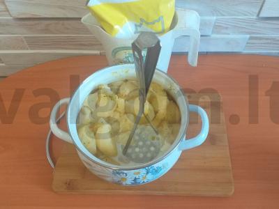 Švelnus bulvių piurė su troškinta vištienos kepenėle Žingsnis 4