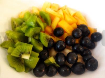 Vaisių salotos su granatu ir persimonu Žingsnis 1