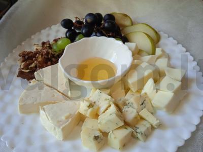 Sūrio lėkštė pagrindine nuotrauka