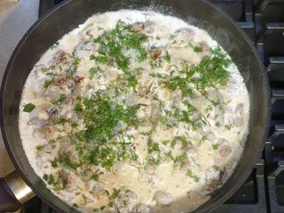 Švelni kepenėlė grietinėlės padaže pagrindine nuotrauka