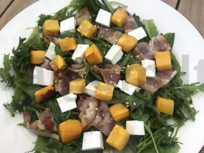 Salotos su moliūgu, bekonu ir sūriu pagrindine nuotrauka