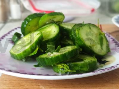 Sūdyti agurkai su česnaku ir krienais pagrindine nuotrauka