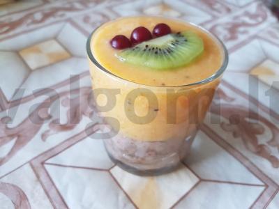 Mousso kokteilis su vaisiais pagrindine nuotrauka