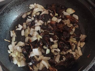 Mėsa su daržovėmis puoduose Žingsnis 2