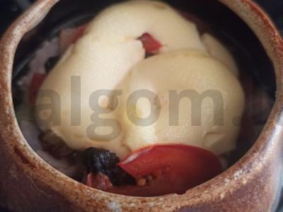 Mėsa su daržovėmis puoduose pagrindine nuotrauka