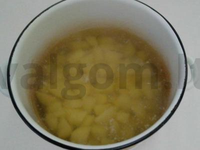 Raudonas barštis vištienos sultinyje su grietine Žingsnis 1