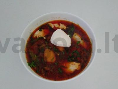 Raudonas barštis vištienos sultinyje su grietine pagrindine nuotrauka