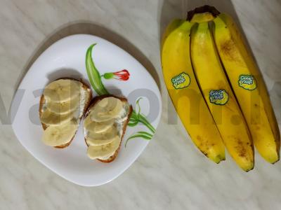 Tostai su bananais ir varškės sūriu pagrindine nuotrauka