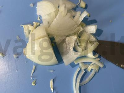 Vitaminų salotas su daržovėmis ir žolelėmis Žingsnis 4