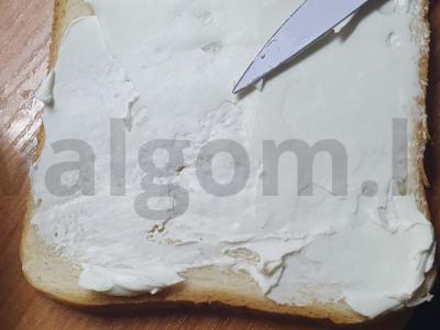 Tostai „rusų stiliumi“ su lašiša ir varškės sūriu Žingsnis 1