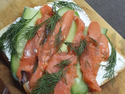 Tostai „rusų stiliumi“ su lašiša ir varškės sūriu Žingsnis 3