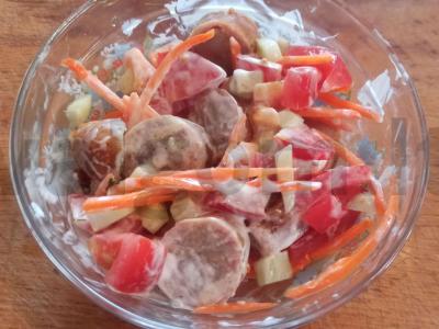 Salotos su korėjietiška morkyte ir dešrelėmis pagrindine nuotrauka