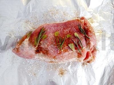 Kiauliena kepta folijoje su rozmarinu Žingsnis 1