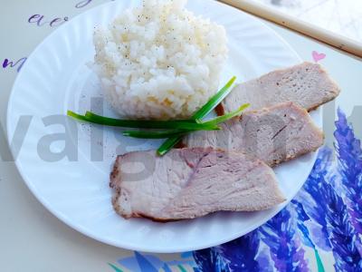 Kiauliena kepta folijoje su rozmarinu pagrindine nuotrauka