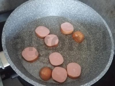 Kiaušinienė ir karšti sumuštiniai pusryčiams Žingsnis 1