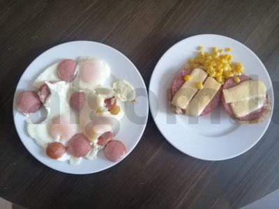 Kiaušinienė ir karšti sumuštiniai pusryčiams pagrindine nuotrauka