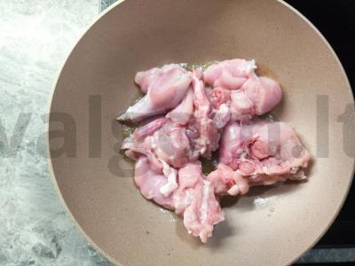 Kaninys, keptas baltame vyne su razinom Žingsnis 1