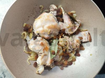 Kaninys, keptas baltame vyne su razinom Žingsnis 2