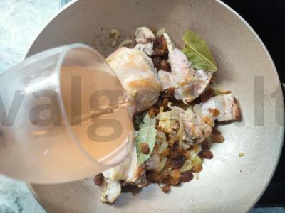 Kaninys, keptas baltame vyne su razinom Žingsnis 3