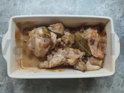 Kaninys, keptas baltame vyne su razinom Žingsnis 4