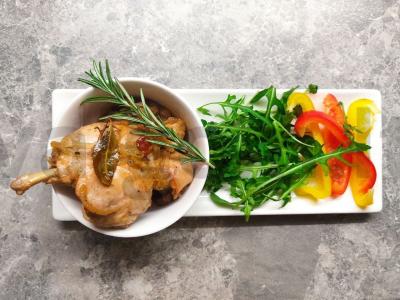 Kaninys, keptas baltame vyne su razinom pagrindine nuotrauka