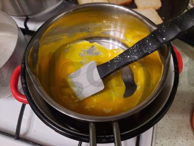 Benedikto kiaušiniai ant skrudintos duonos su kepta šonine ir padažu Žingsnis 1