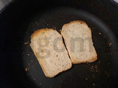 Benedikto kiaušiniai ant skrudintos duonos su kepta šonine ir padažu Žingsnis 3