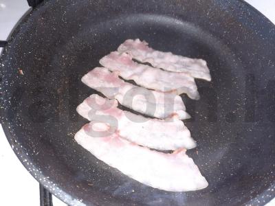 Benedikto kiaušiniai ant skrudintos duonos su kepta šonine ir padažu Žingsnis 5