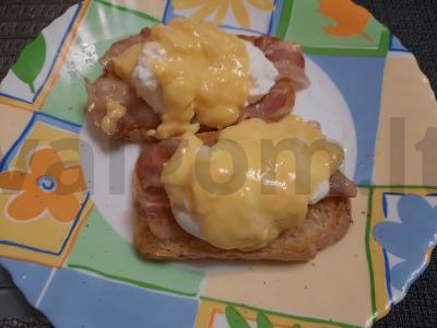 Benedikto kiaušiniai ant skrudintos duonos su kepta šonine ir padažu Žingsnis 6