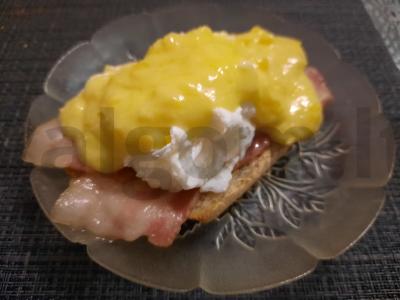 Benedikto kiaušiniai ant skrudintos duonos su kepta šonine ir padažu pagrindine nuotrauka