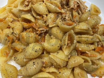 Makaronai su morkomis ir troškinta mėsa pagrindine nuotrauka