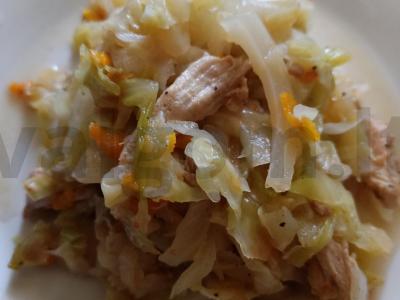 Troškinta kopūstai su pomidorų tyrė pagrindine nuotrauka