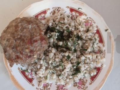 Birios perlų košė su sviestu ir žolelėmis pagrindine nuotrauka