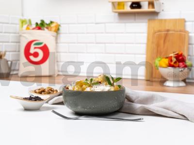 Vaisių desertas su apelsinu ir maskarponės kremu pagrindine nuotrauka