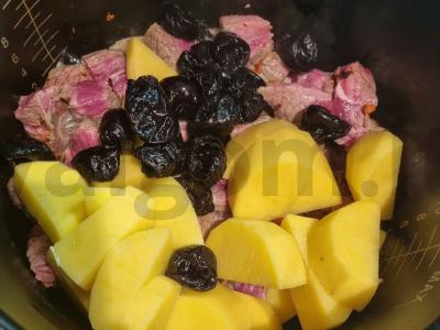 Mėsa su džiovintais slyvomis lėtoje viryklėje Žingsnis 2