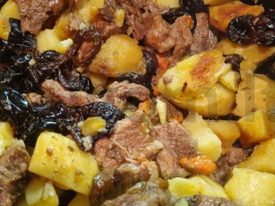 Mėsa su džiovintais slyvomis lėtoje viryklėje pagrindine nuotrauka