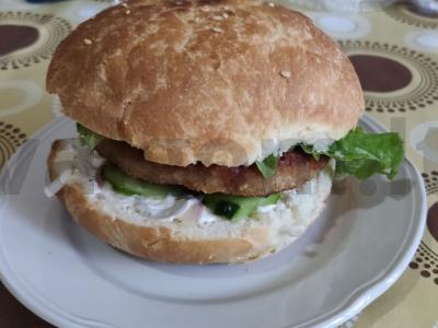 Namų burgeriai su Cezario padažu pagrindine nuotrauka