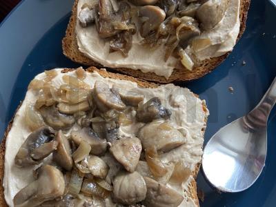 Vegetariškas sumuštinis su korėjietiška morkų salotomis ir grybais Žingsnis 3