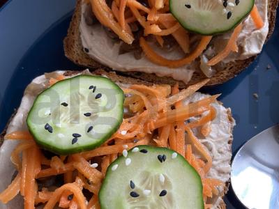 Vegetariškas sumuštinis su korėjietiška morkų salotomis ir grybais Žingsnis 4