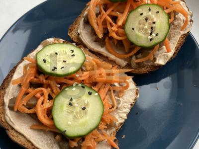 Vegetariškas sumuštinis su korėjietiška morkų salotomis ir grybais pagrindine nuotrauka