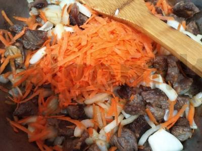 Troškinta veršiena su kopūstais ir morkomis pomidorų padaže Žingsnis 2