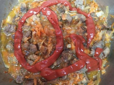 Troškinta veršiena su kopūstais ir morkomis pomidorų padaže Žingsnis 3