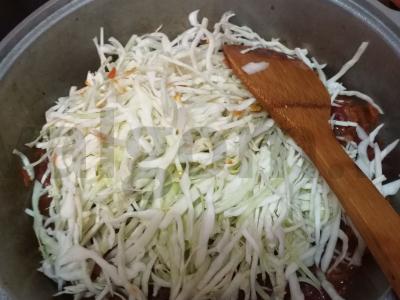 Troškinta veršiena su kopūstais ir morkomis pomidorų padaže Žingsnis 4