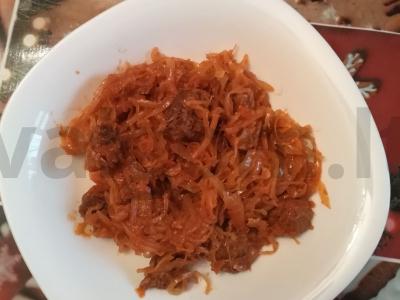 Troškinta veršiena su kopūstais ir morkomis pomidorų padaže pagrindine nuotrauka