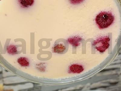 Pieninė želė su avietėmis pagrindine nuotrauka