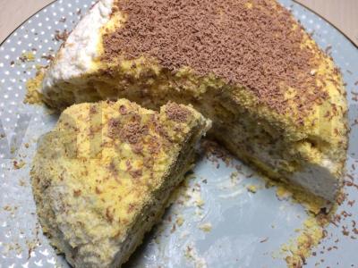 Grietinėlės tortas iš sausainių su bananais pagrindine nuotrauka