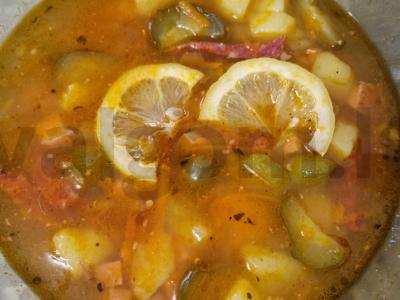 Sultinys su virtomis-rūkytais šoninėmis ir dešromis pagrindine nuotrauka